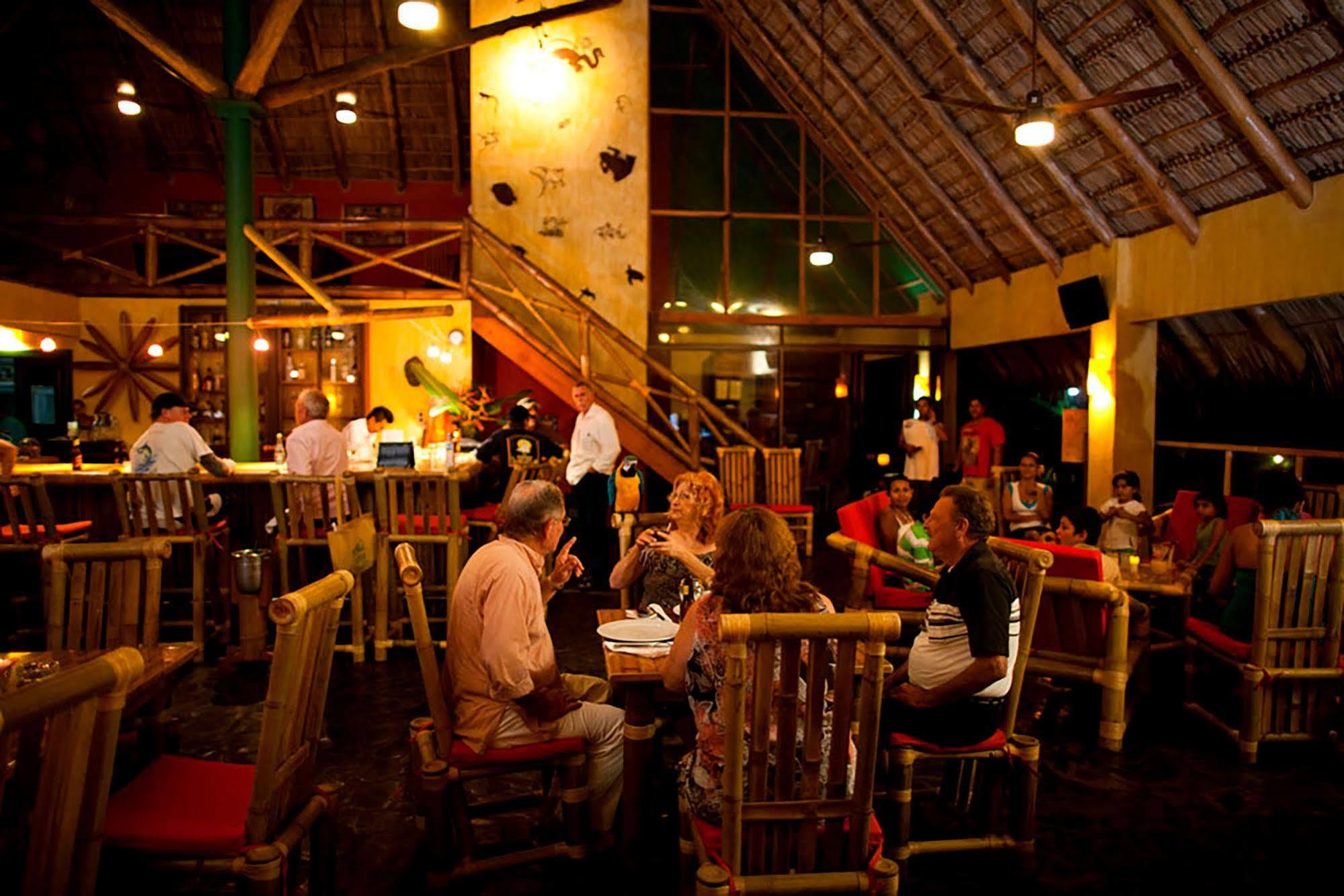 Clandestino Beach Resort Parrita Restaurace fotografie